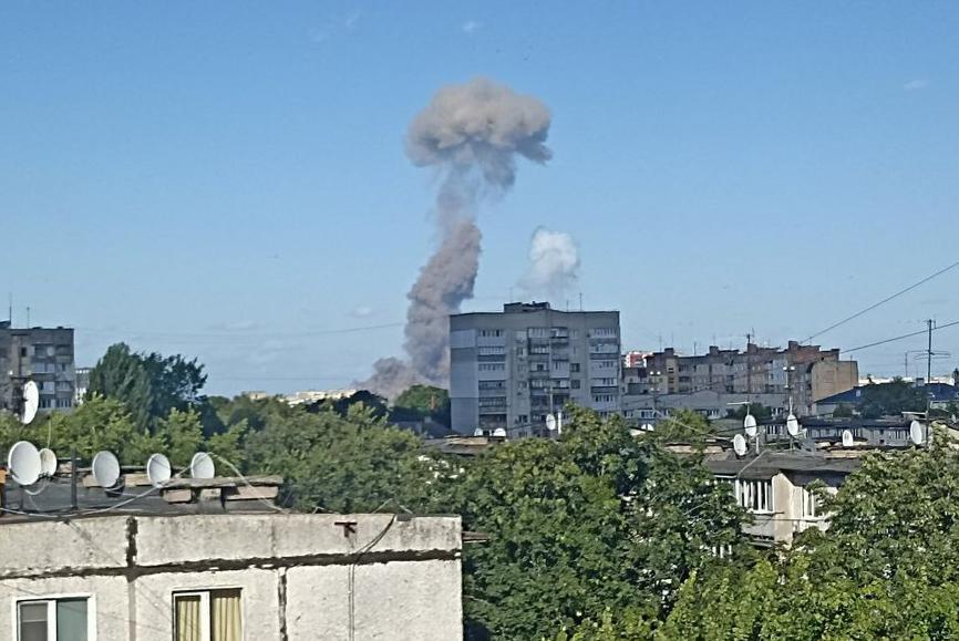 Поблизу Житомира ввечері 2 липня почули вибух. За даними місцевої влади, це сталося на автозаправці, куди вже виїхали екстрені служби
