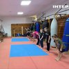 У Херсоні військовий навчає карате дітей між ротаціями