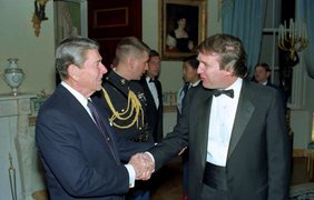Молодий Дональд Трамп з моделями та зірками