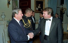 Молодий Дональд Трамп з моделями та зірками