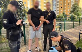 У Києві на Подолі чоловік стріляв по авто у дворі будинку, його затримали