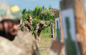 Зеленський попросить Європу допомогти з зарплатами військовим - Bloomberg
