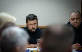 Контракт 60+, зарплата інструкторам і вишкіл студентів-медиків: Зеленський підписав три військові закони