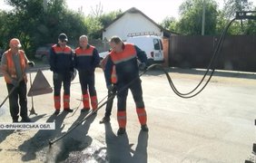 Мер Івано-Франківська сам латає ями: у місті катастрофа з комунальниками