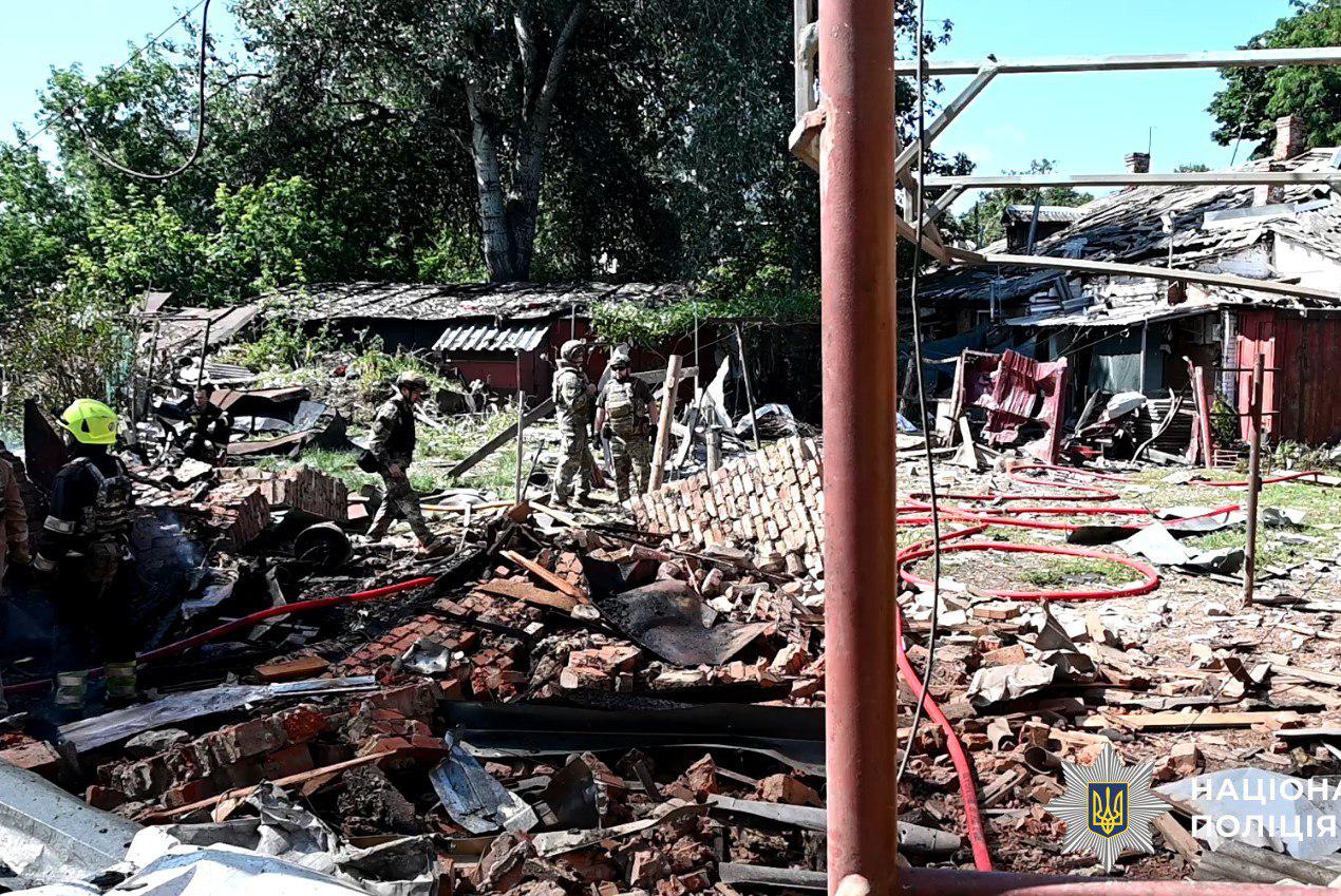 Внаслідок ранкового удару "шахедів" по полтавському ТЦК загинули двоє людей, 11 - поранено. Про це повідомив начальник Полтавської ОВА Володимир Когут.