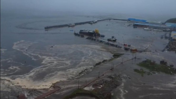 Запис з дрона показує пошкодження від хвиль у північно-курильську в сахалінській області північних курильських островів на далекому сході росії. Камчатське відділення федерального дослідницького центру