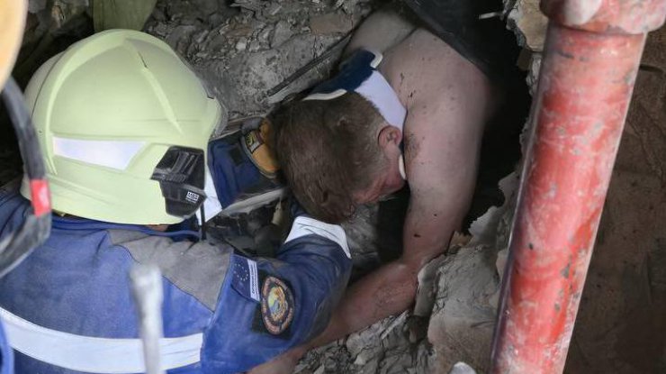 Рятувальники дістали живого чоловіка з-під завалів зруйнованого під’їзду в Києві