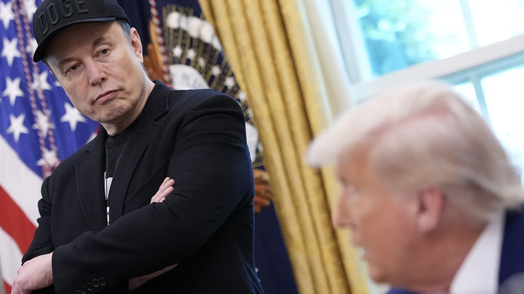 Ілон Маск слухає розмову президента США Дональда Трампа в Овальному кабінеті Білого дому 30 травня 2025 року