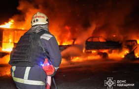 Одесу атакували "шахеди": загинув охоронець будинку, виникли пожежі – віде