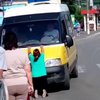 Шокуючі кадри: жінка померла після спроби зупинити автобус із мобілізованим сином