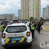 На Троєщині у автомобілі застрелили чоловіка, стрільця шукають