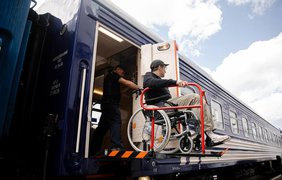 Інклюзія на рейках: Укрзалізниця презентувала перший безбар'єрний вагон
