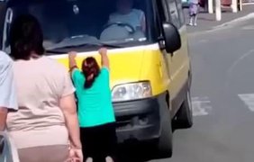 Шокуючі кадри: жінка померла після спроби зупинити автобус із мобілізованим сином