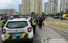 На Троєщині у автомобілі застрелили чоловіка, стрільця шукають