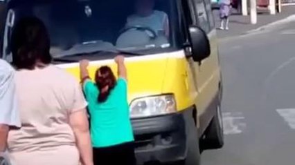 Шокуючі кадри: жінка померла після спроби зупинити автобус із мобілізованим сином