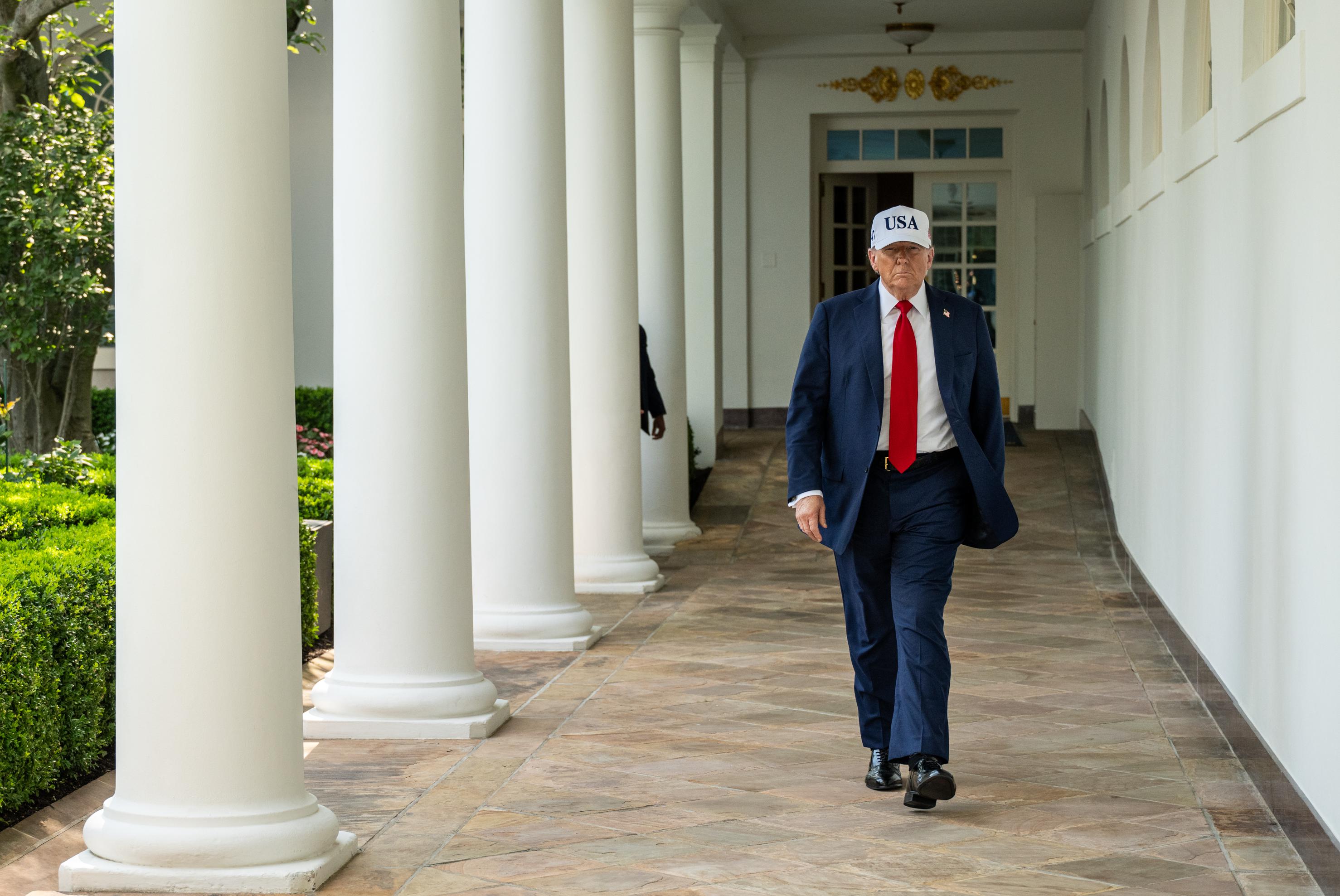 Президент США Дональд Трамп заявив, що глава російської федерації володимир путін говорить «багато маячні» і підтвердив, що наразі розглядає варіант введення нових санкцій проти Москви