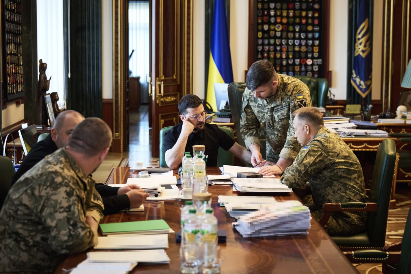 Президент України Володимир Зеленський доручив міністру оборони Рустему Умєрову та головнокомандувачу Збройних сил Олександру Сирському активізувати всі переговори зі США, особливо щодо постачання засобів протиповітряної оборони