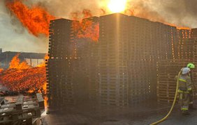 Нічна атака дронів на Київщину: палає підприємство, є постраждала
