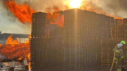 Нічна атака дронів на Київщину: палає підприємство, є постраждала