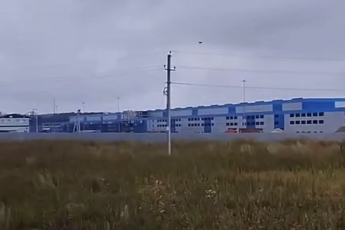 Далекобійні дрони Центру спецоперацій «А» СБУ знову атакували логістичний центр у росії, де зберігалися готові до використання дрони типу Shahed та іноземні комплектуючі для них