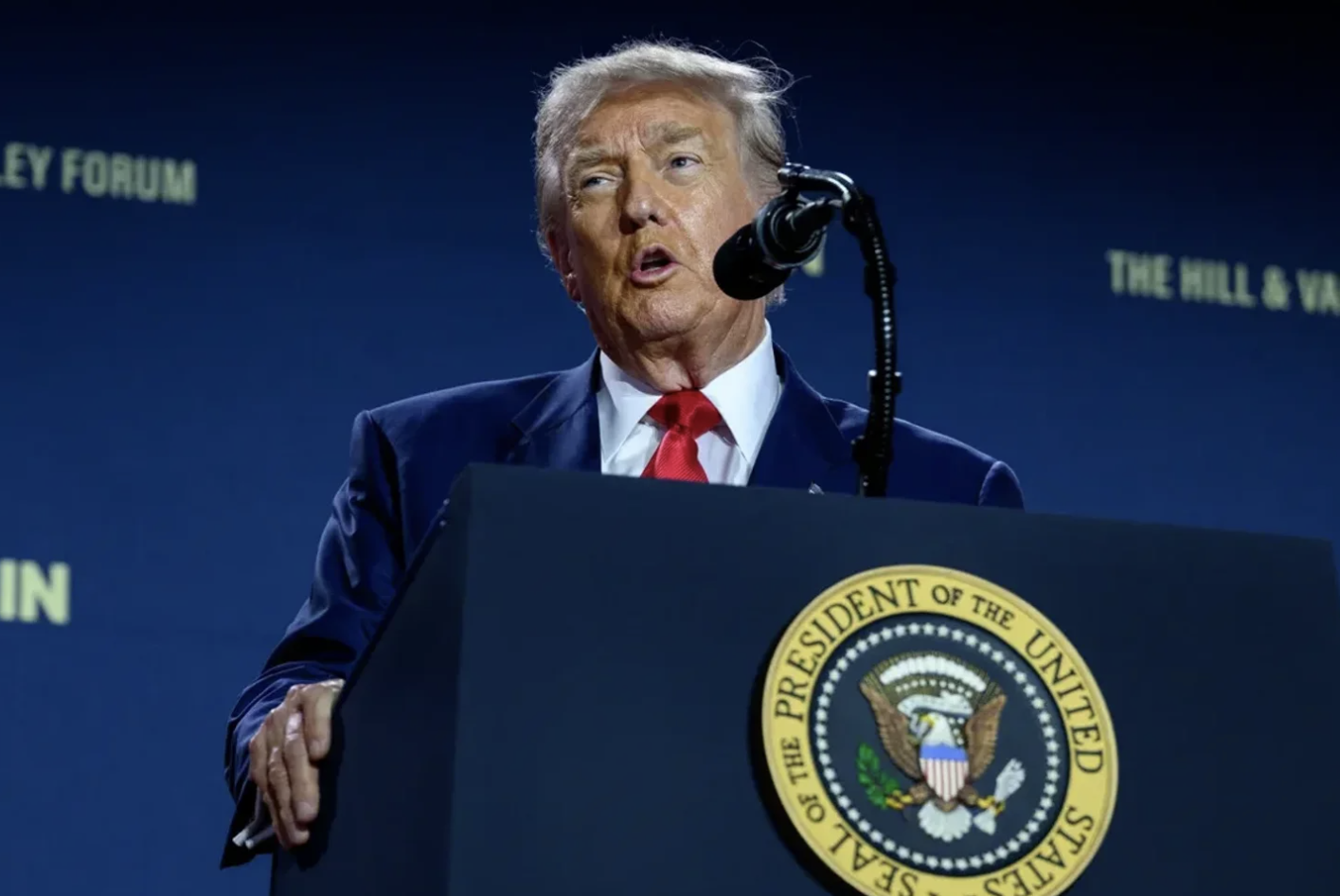 Президент США Дональд Трамп під час переговорів із президентом України Володимиром Зеленським та європейськими лідерами заявив, що прагне досягти припинення вогню під час зустрічі з російським лідером володимиром путіним на Алясці