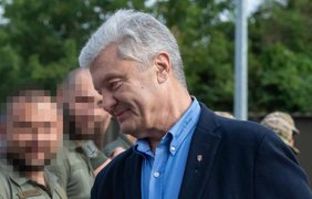 Порошенка розкритикували за наддорогий піджак на фотосесії з військовими: несмак та цинізм