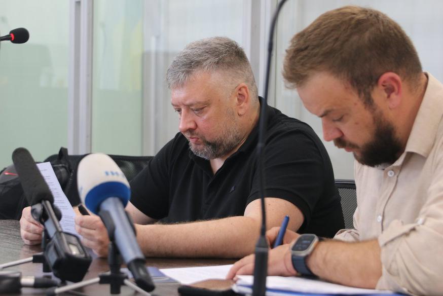 Вищий антикорупційний суд України (ВАКС) відправив народного депутата від фракції "Слуга народу" Олексія Кузнєцова під варту на 60 днів з можливістю внесення застави в розмірі 8 млн грн. Прокурор у справі просив арешт із заставою у 30 млн грн. Про це повідомив кореспондент "Подробиць" з зали суду.