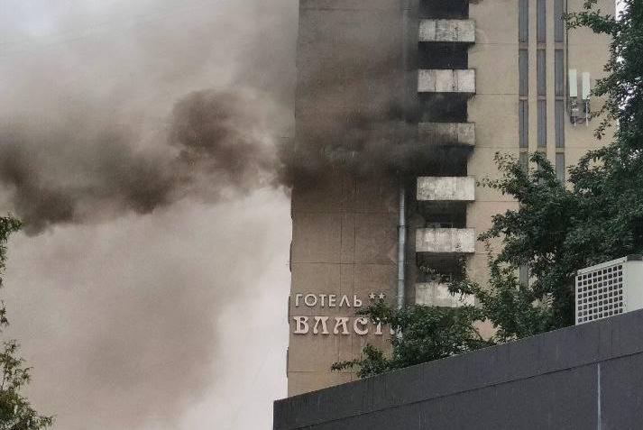 У Львові спалахнула масштабна пожежа в готелі "Власта". Вогнем охоплено кілька поверхів 12-поверхового готелю. У будівлі готелю перебувають люди, триває рятувальна операція. На 8 поверсі люди виходять на балкони, вогонь поширюється будівлею. 