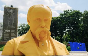 У центрі Києва відкрили пʼятиметровий бюст Шевченка