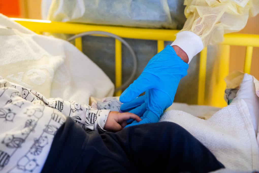 У Покрові на Дніпропетровщині дворічний хлопчик випадково вистрелив собі в голову з травматичного пістолета