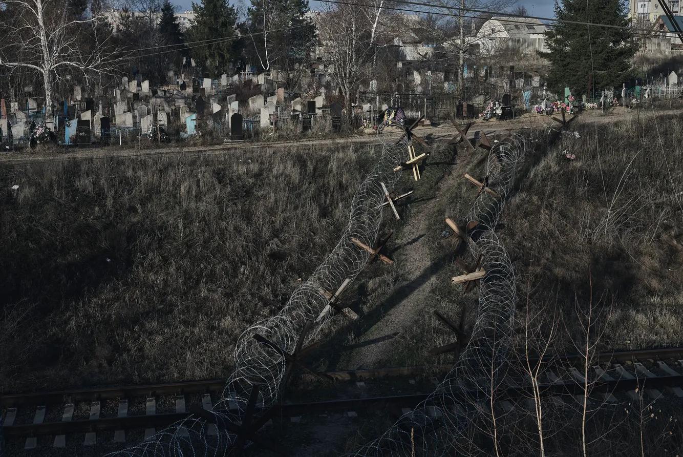 Російські штурмовики продовжують просочуватися до Куп'янська та збільшувати свою присутність у місті. Зокрема здійснюється фіксація в центральній частині міста, а також росіяни підбираються до мікрорайону "Ювілейний". Про це пишуть аналітики DeepState.