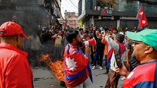 Протести в Непалі: прем'єр пішов у відставку, протестувальники палять будівлі членів уряду