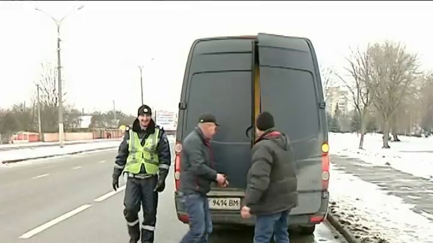  На Львівщині інспектори ДАІ роздають повістки в військкомат