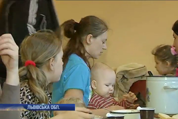 На Львівщині приймають та допомагають влаштуватися переселенцям з Донбасу