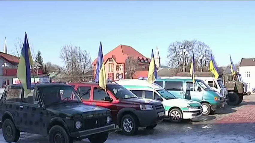 Волонтери Закарпаття подарували військовим автомобілі (відео)