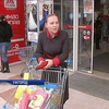 В Ужгороді через паніку спустіли полиці магазинів