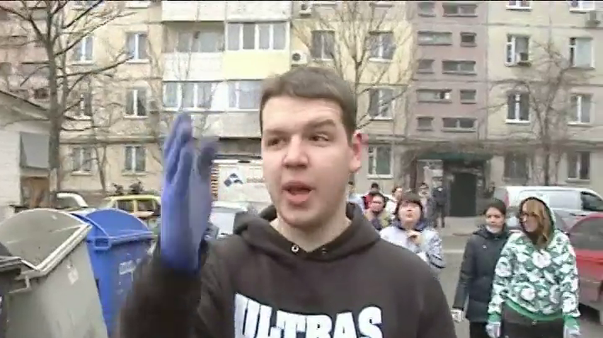 Ультрас "Днепра" расчищают бомбоубежища Днепропетровска (видео)
