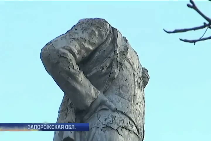В Запорожье за ночь повредили 5 памятников Ленину