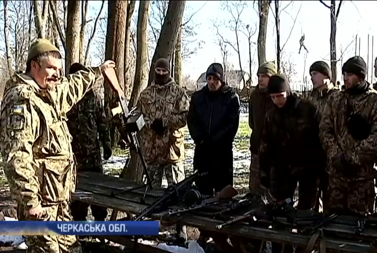 На Черкащині молодь навчали стріляти із сучасної зброї