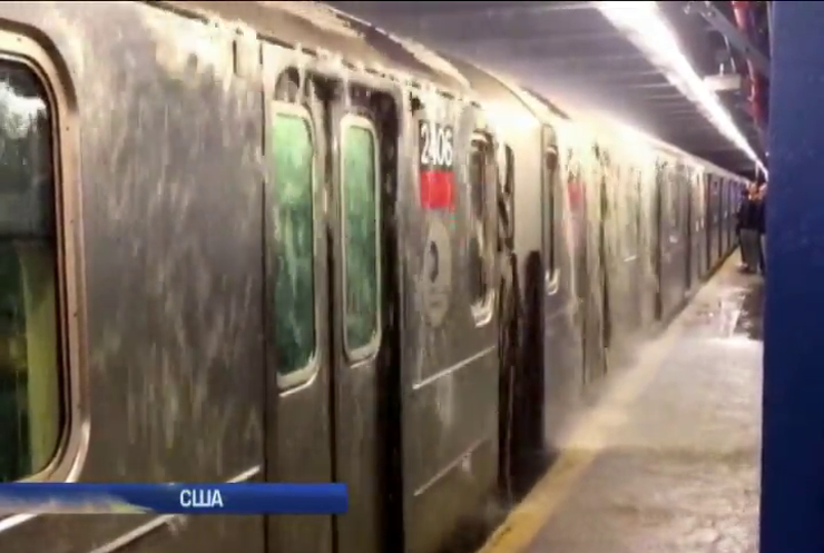 У Нью-Йорку затопило метро, а в Парижі задихаються від смогу