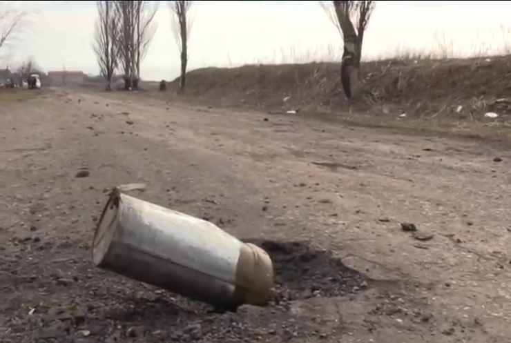 Терористи обстрілюють Широкине і Піски з важкої артилерії