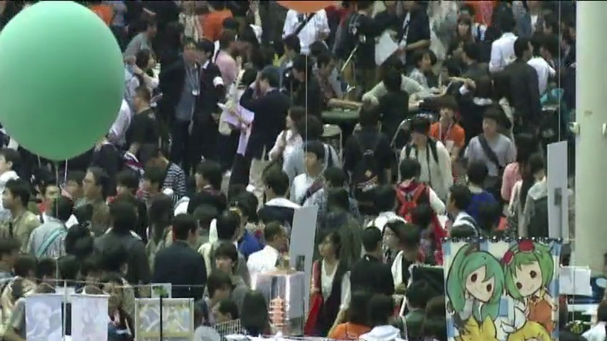У Японії фанатів відеоігр на виставці вітають роботи (відео)