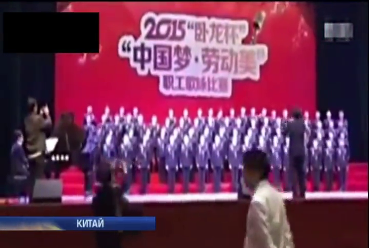 У Китаї 80 співаків провалилися під сцену