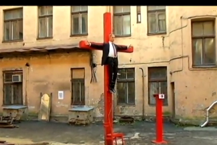 В Ризі ляльку Путіна повісили на хрест