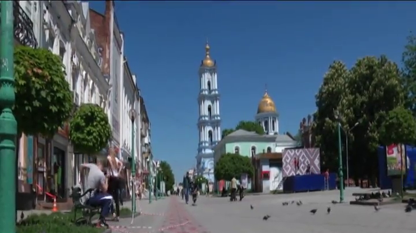 У Сумах презентують вишиванку на тротуарі