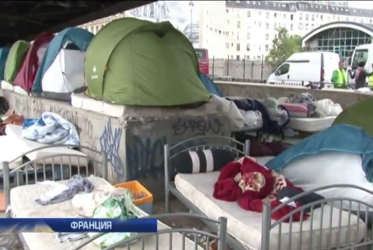 Полиция очистила центр Парижа от сотен мигрантов 