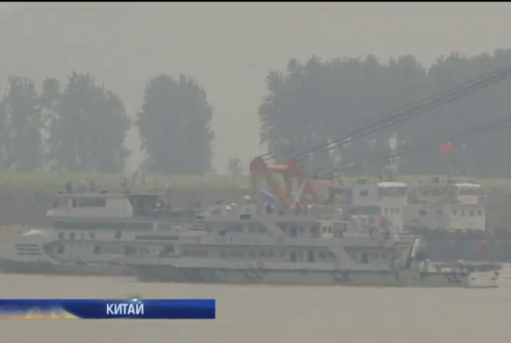 У Китаї підняли затонулий 1 червня теплохід (відео)