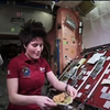 Астронавтка показала, як готують обід у космосі (відео)