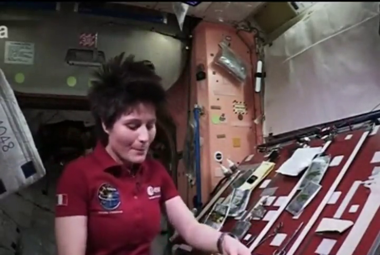 Астронавтка показала, як готують обід у космосі (відео)