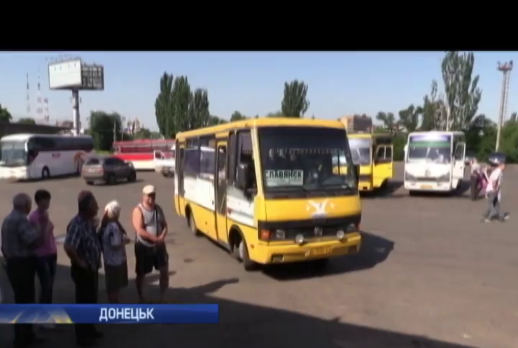 Люди на Донбасі по кілька місяців чекають на перепустки